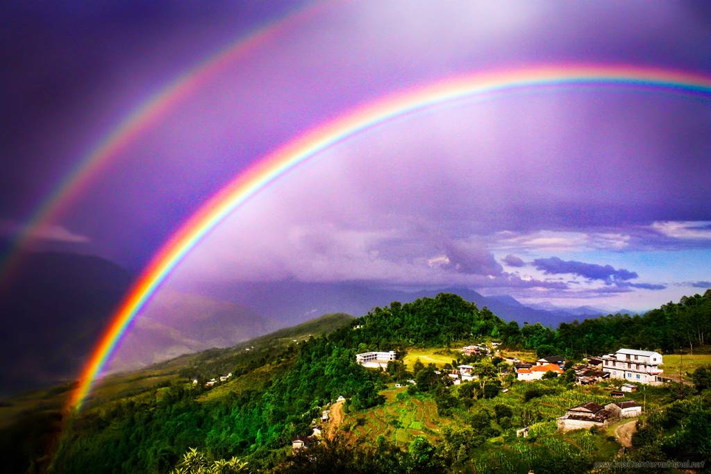 雨后的尼泊尔Dhampus村出现双彩虹在上方