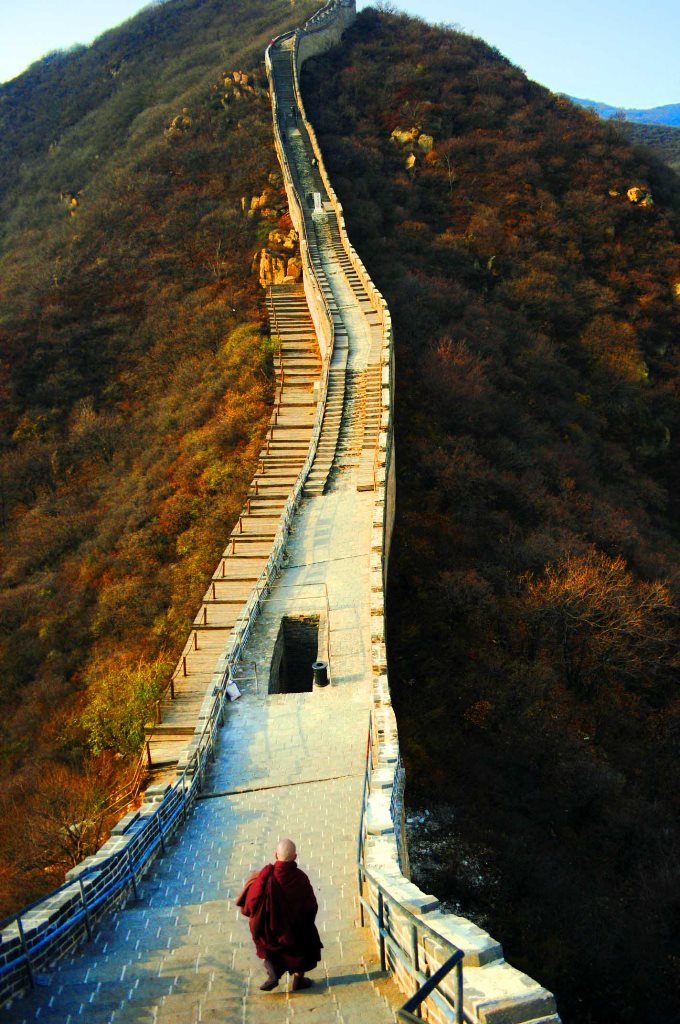 尊者走在好汉坡长城