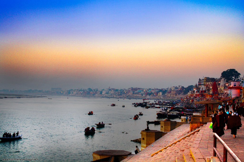 在印度聖城瓦拉那西的恒河边漫步