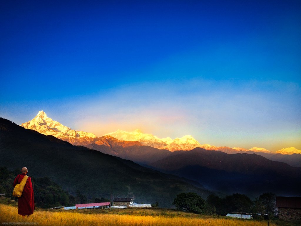 金黄色圣山鱼尾峰下的兜率天尼泊尔雪域道场