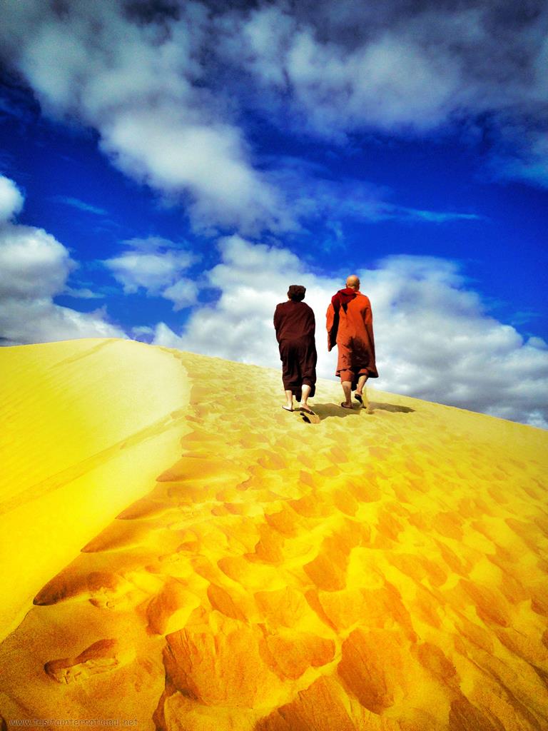 在西藏沙漠漫步