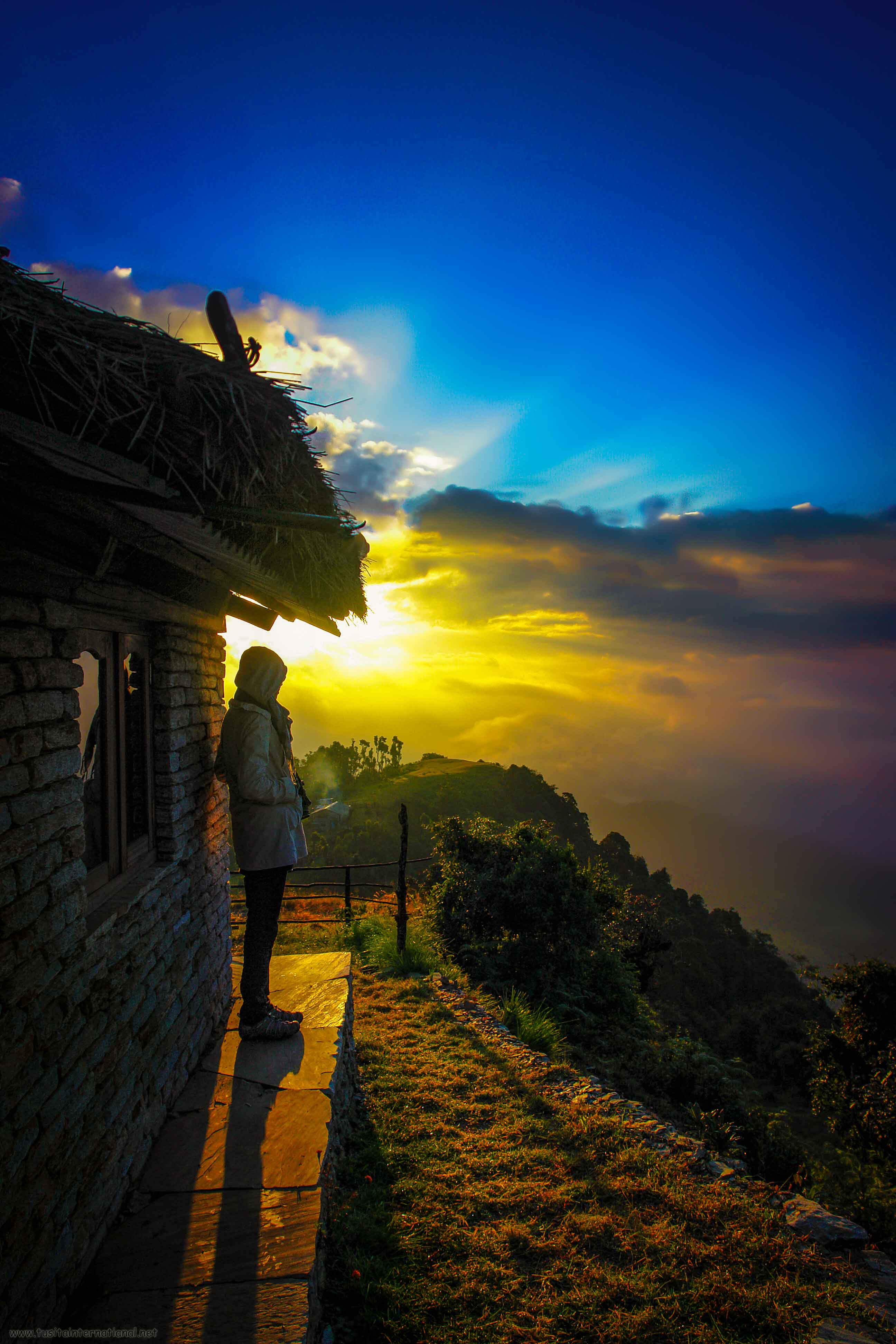 独自在尼泊尔Kaski行政区的Austrialian Base Camp(ABC)欣赏美丽的晨曦