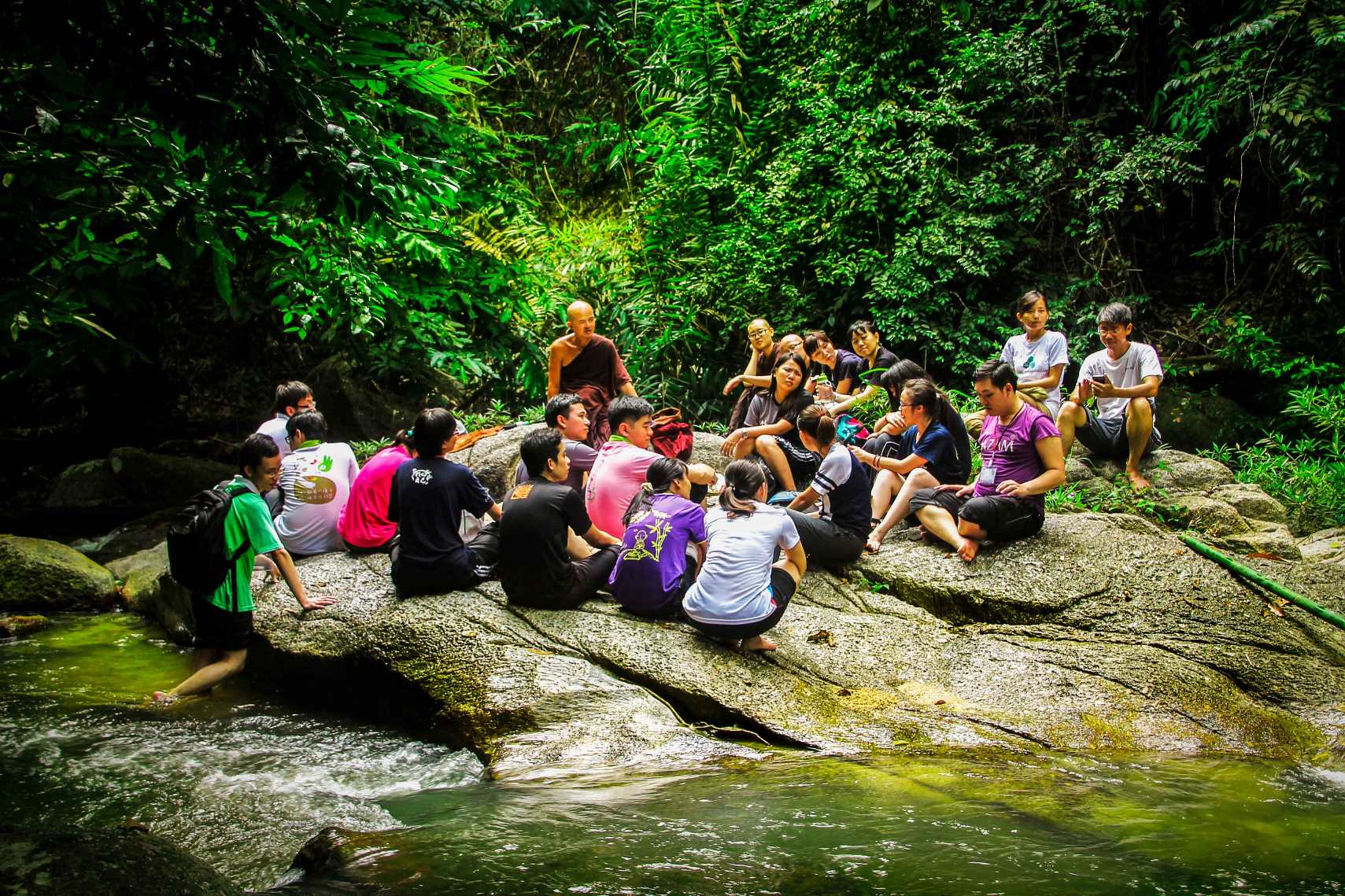 学员们在大自然聆听水的故事